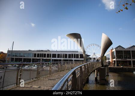 Pero`s Bridge am Millenium Square Landung im schwimmenden Hafen von Bristol mit moderner Skulptur Stockfoto